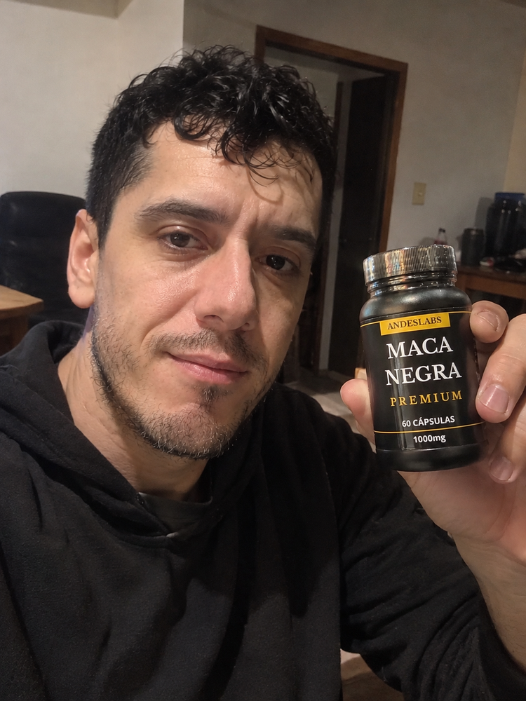 Cliente sacándose una selfie con el frasco